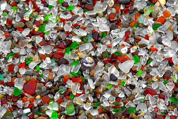 glass-beach-La-spiaggia-di-vetro