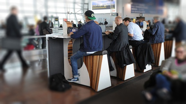 Caricare-il-cellulare-pedalano-nell'aereoporto-di-Amsterdam